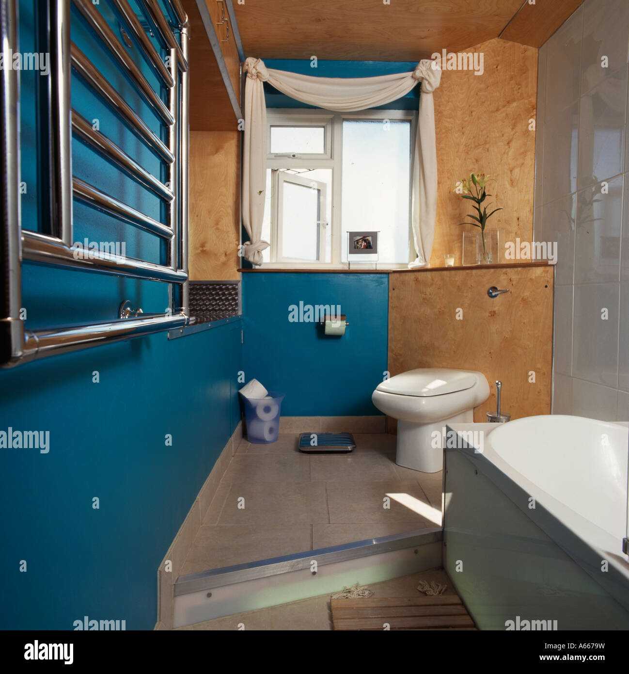 Servizi igienici sul pavimento sopraelevato in blu bagno con parete di  sughero Foto stock - Alamy
