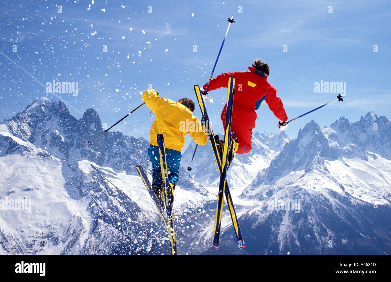 Gli sciatori jumping vicino a Chamonix Francia circa 1989, NB la lunghezza di sci in quel momento. Anche in foto la Mer de Glace glacier Foto Stock