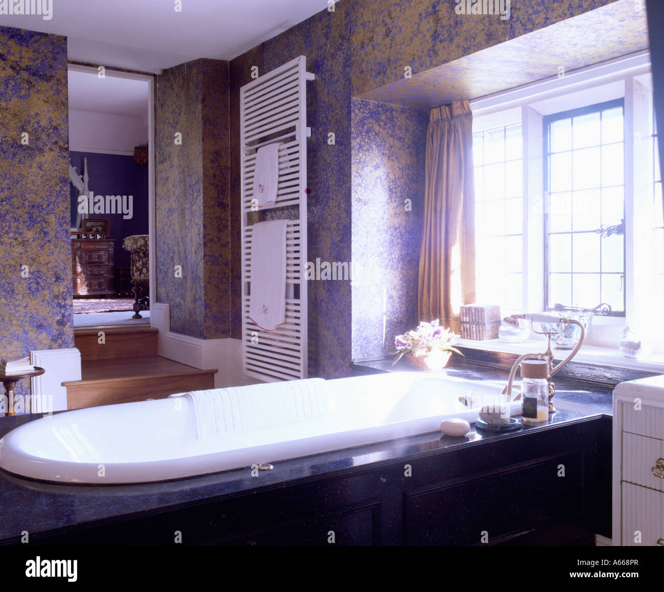 Viola e oro carta da parati in bagno degli anni ottanta bianco con bagno indipendente Foto Stock