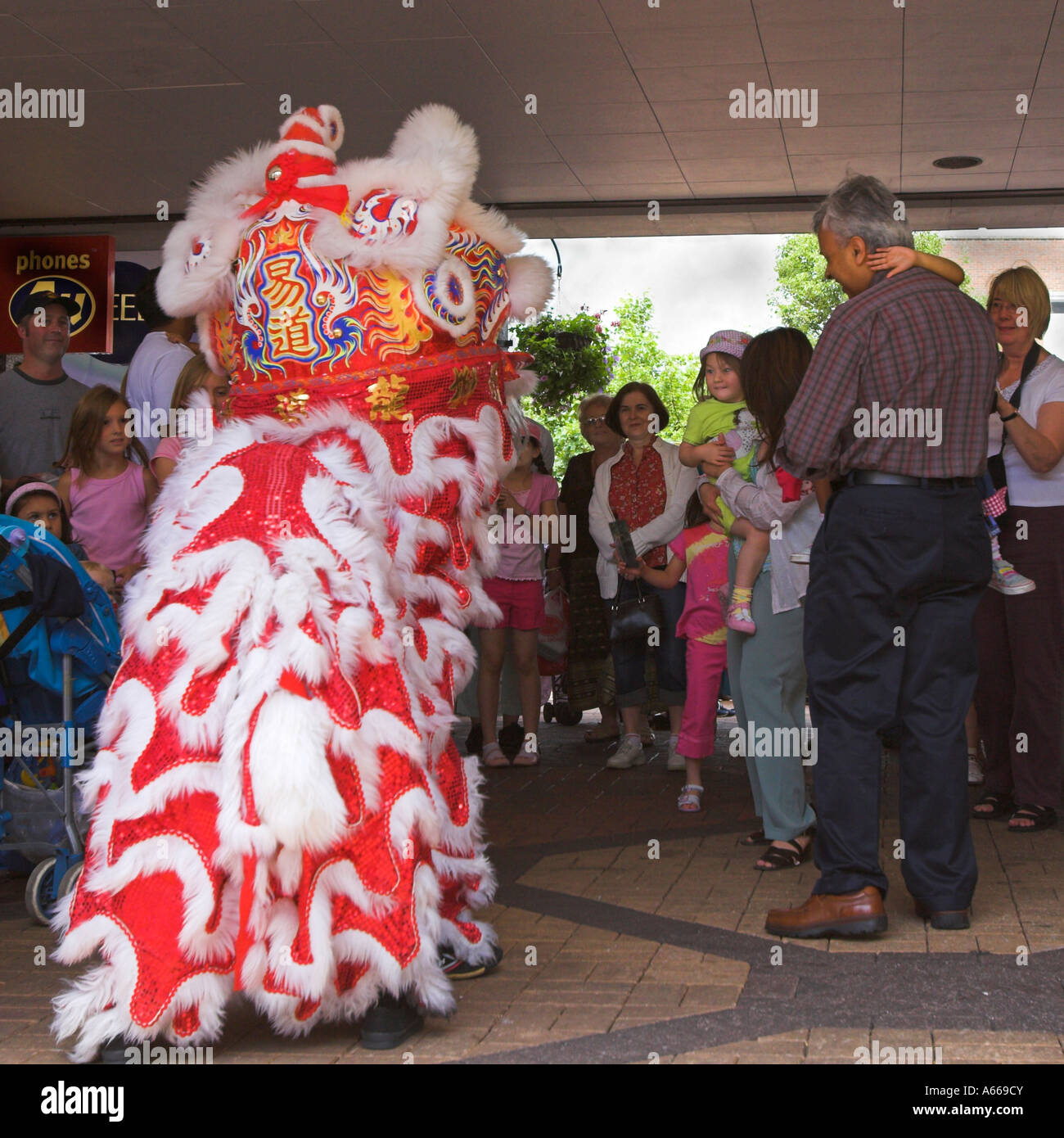 Malaysian Danza del Leone di intrattenimento per bambini e per lo shopping Foto Stock