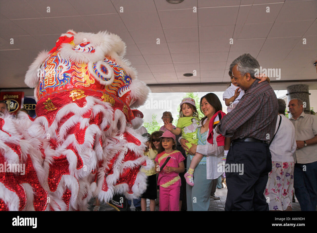 Malaysian Leone danza intrattiene i bambini Foto Stock