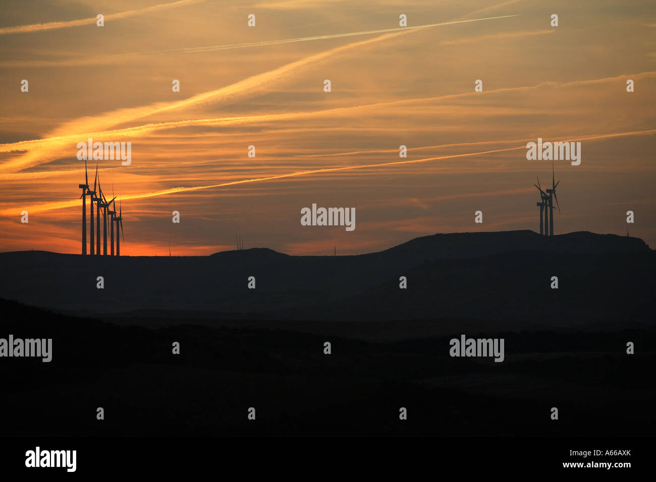 Un centrali eoliche sulla sommità di una collina al tramonto Foto Stock