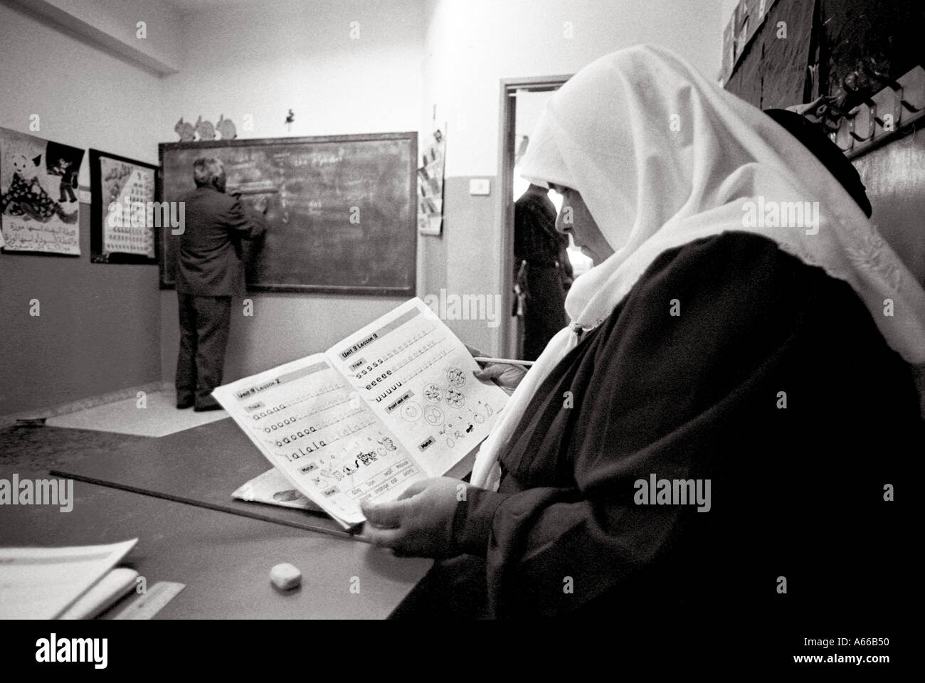 Donna palestinese di apprendimento della lingua inglese a classi organizzate dalle Nazioni Unite, El Fawar camp Hebron, Banca Wewst Foto Stock