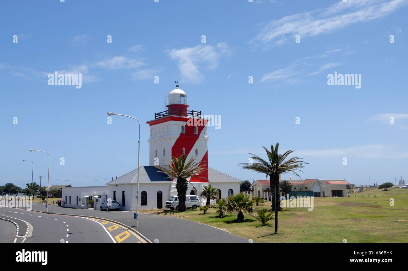 Il suo caratteristico colore rosso e bianco verde Point Lighthouse in Mouille Point Foto Stock