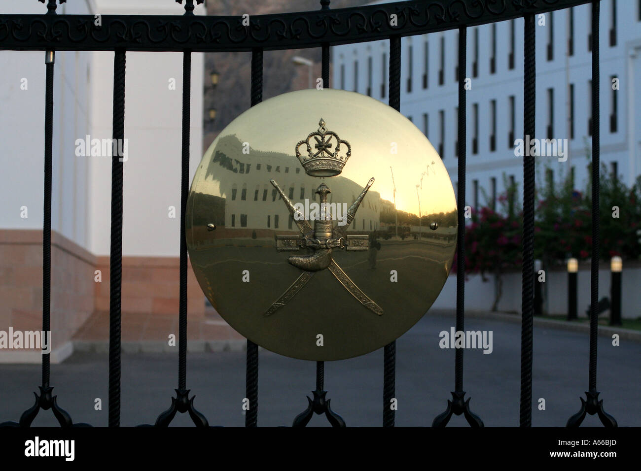 Crest sul Palazzo Reale Gates Muscat Oman Foto Stock