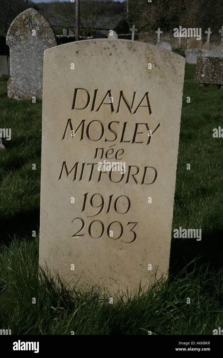 La tomba di Diana Mosley una delle sorelle Mitford presso il St Mary s chiesa nel villaggio Costwold di Swinbrook Oxfordshire Foto Stock