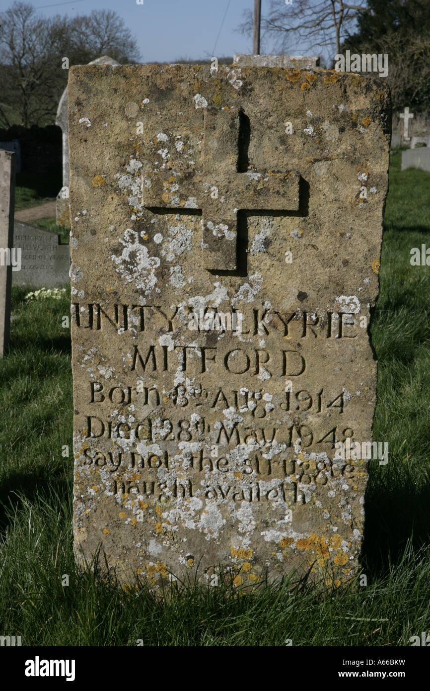 La tomba di unità una delle sorelle Mitford presso il St Mary s chiesa nel villaggio Costwold di Swinbrook Oxfordshire Foto Stock