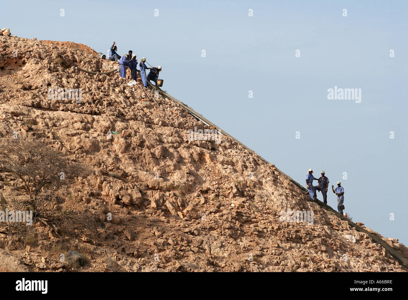 Indian lavoratori nelle vicinanze Sur, Oman Foto Stock