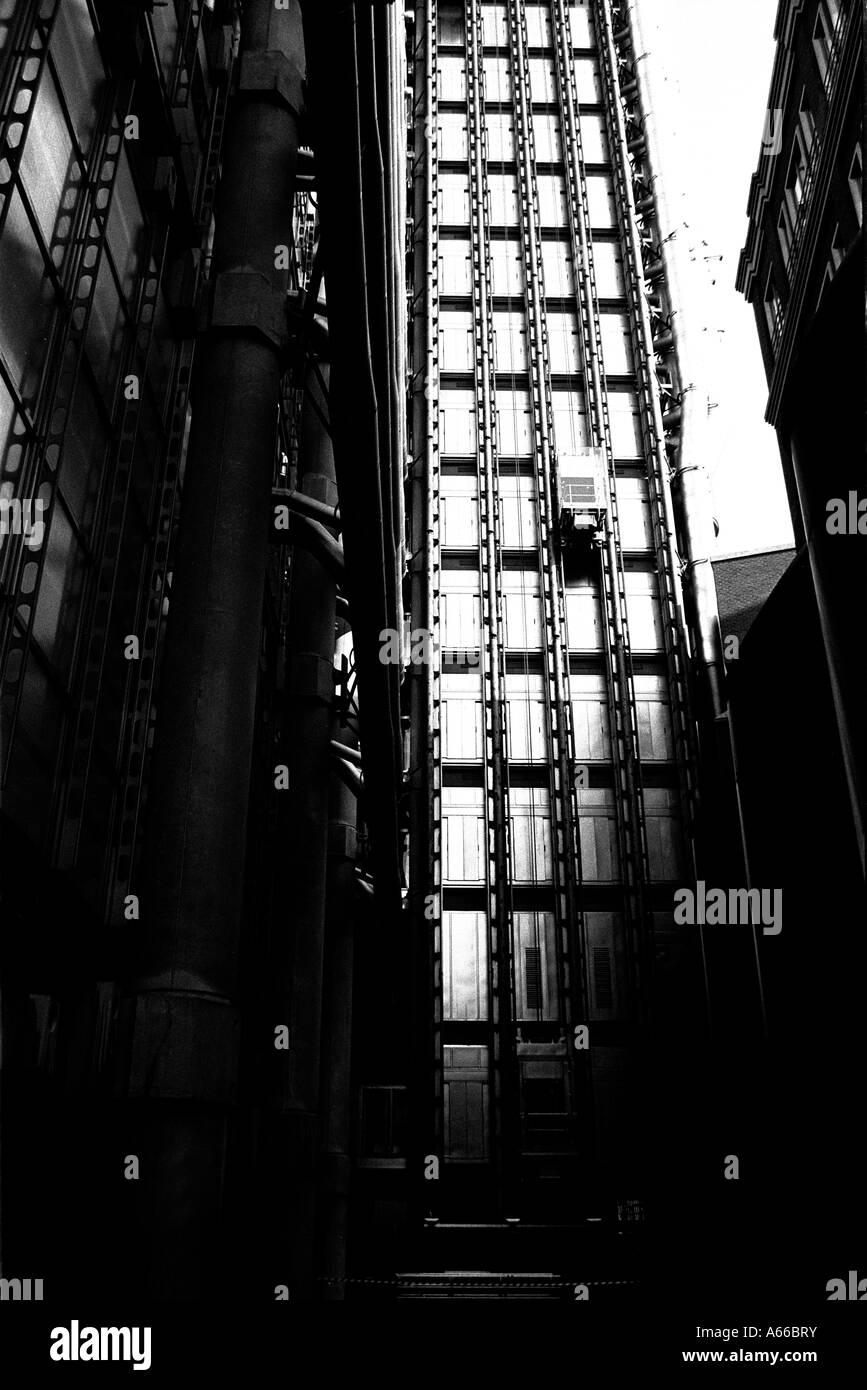 Il personale chill out area e gli impianti di risalita di Lloyds di Londra ha girato in bianco e nero Foto Stock