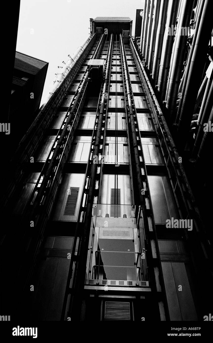 Il personale chill out area e gli impianti di risalita di Lloyds di Londra ha girato in bianco e nero Foto Stock