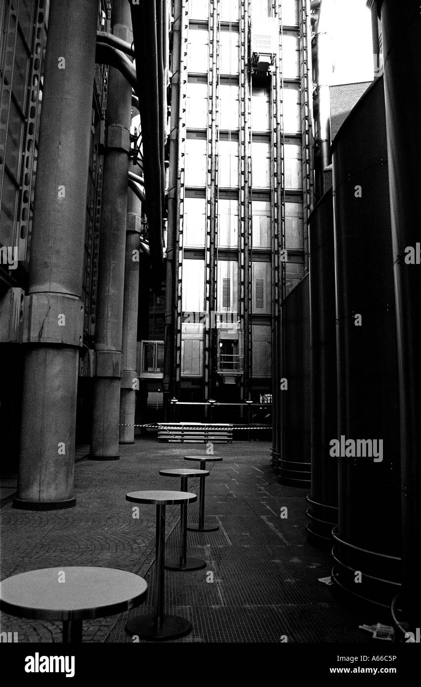 Lloyds di Londra in bianco e nero con la sua incantevole e pulita ascensori all'esterno dell'edificio Foto Stock