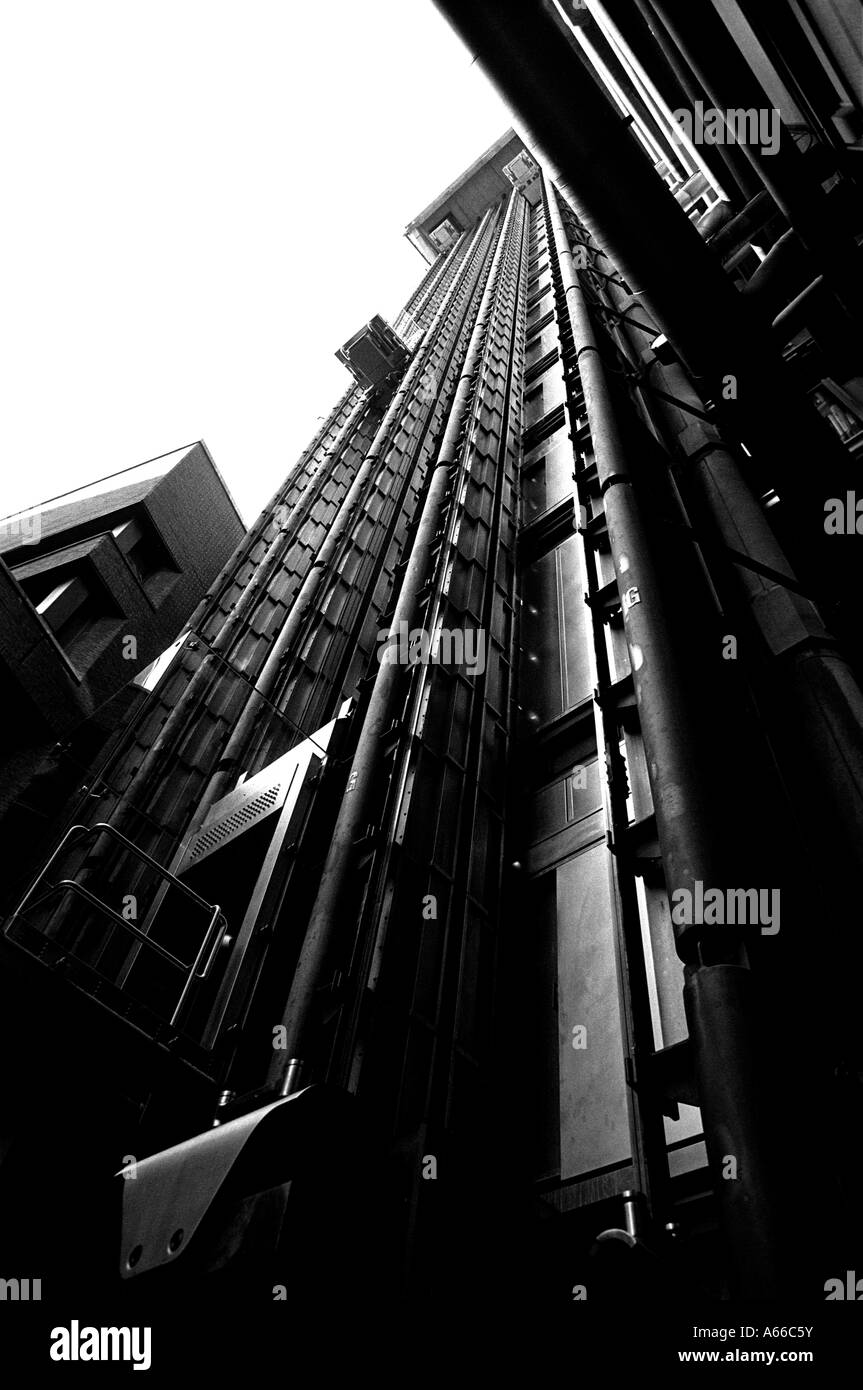 Lloyds di Londra in bianco e nero con la sua incantevole e pulita ascensori all'esterno dell'edificio Foto Stock