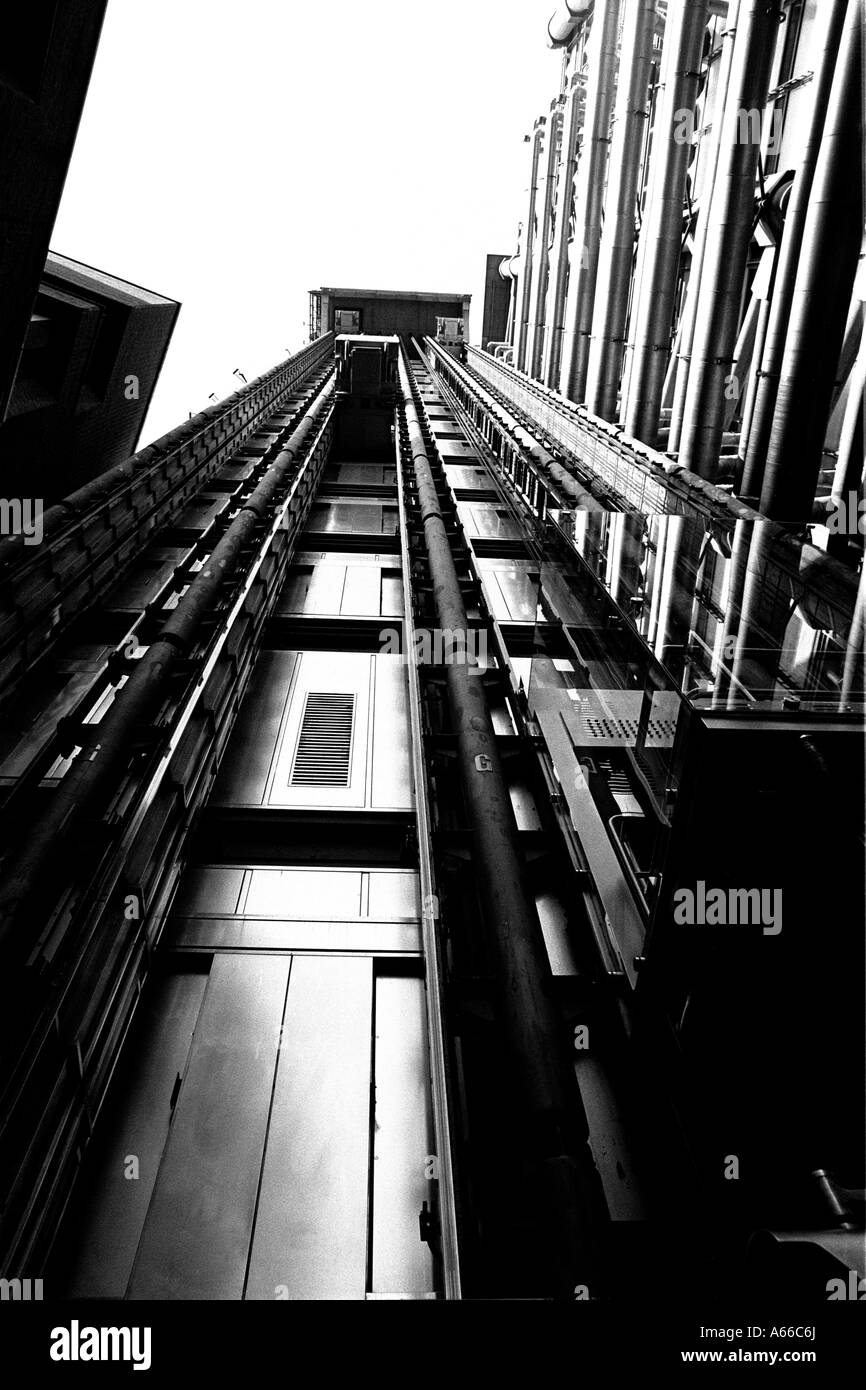 Lloyds di Londra in bianco e nero con la sua incantevole e pulita ascensori all'esterno dell'edificio Foto Stock