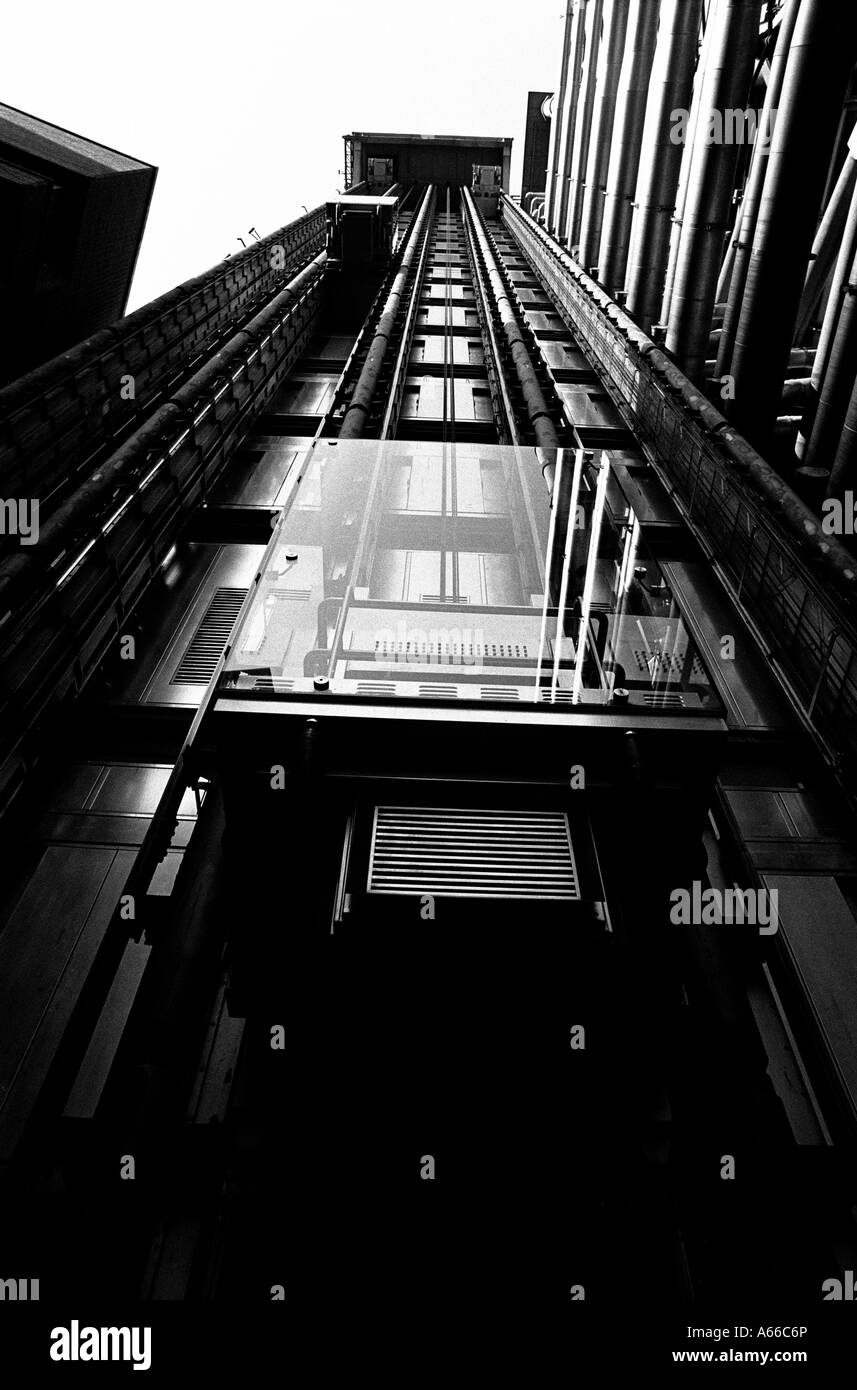 Lloyds di Londra in bianco e nero con la sua incantevole e pulita ascensori all'esterno dell'assicurazione edificio finanziario Foto Stock