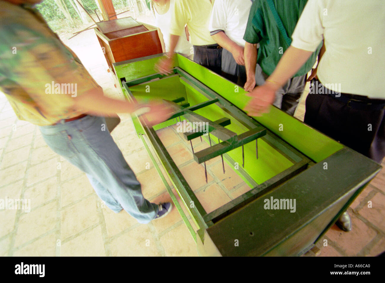 La tortura dispositivo utilizzato durante la Guerra del Vietnam visualizzato presso il Museo di Guerra in Ho Chi Minh City Vietnam Foto Stock