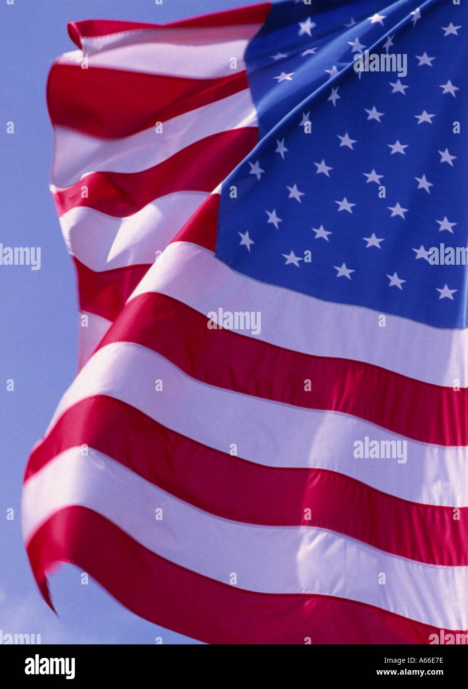 A stelle e strisce, noi bandiera, STATI UNITI D'AMERICA con cielo blu Foto Stock