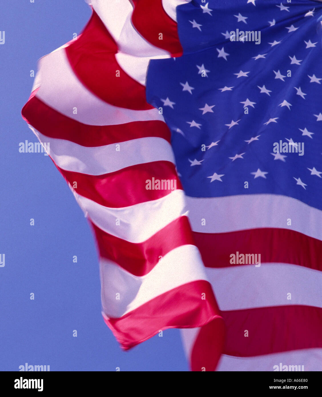 A stelle e strisce, noi bandiera, STATI UNITI D'AMERICA con cielo blu Foto Stock