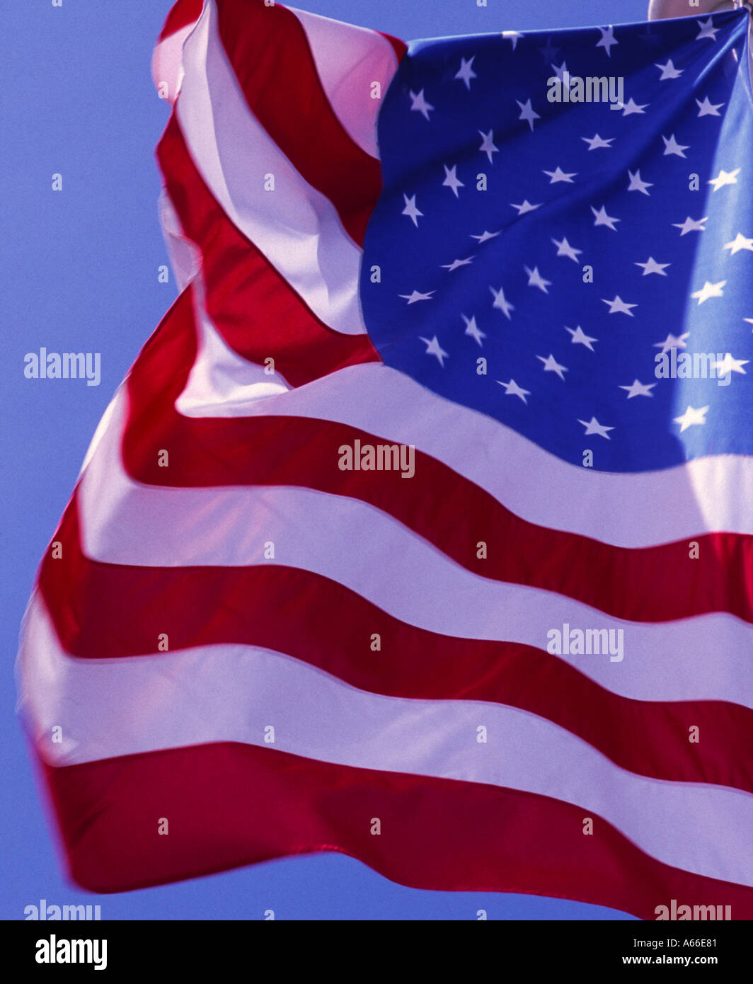 A stelle e strisce, noi bandiera, STATI UNITI D'AMERICA con cielo blu Foto Stock