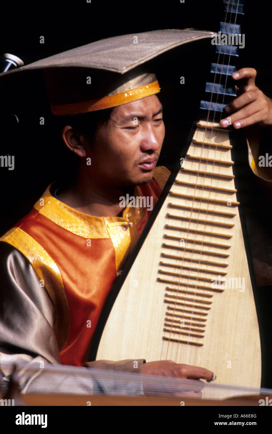 Musicista in abito tradizionale giocando la pipa nel tempio confuciano. Jianshui, Cina. Foto Stock