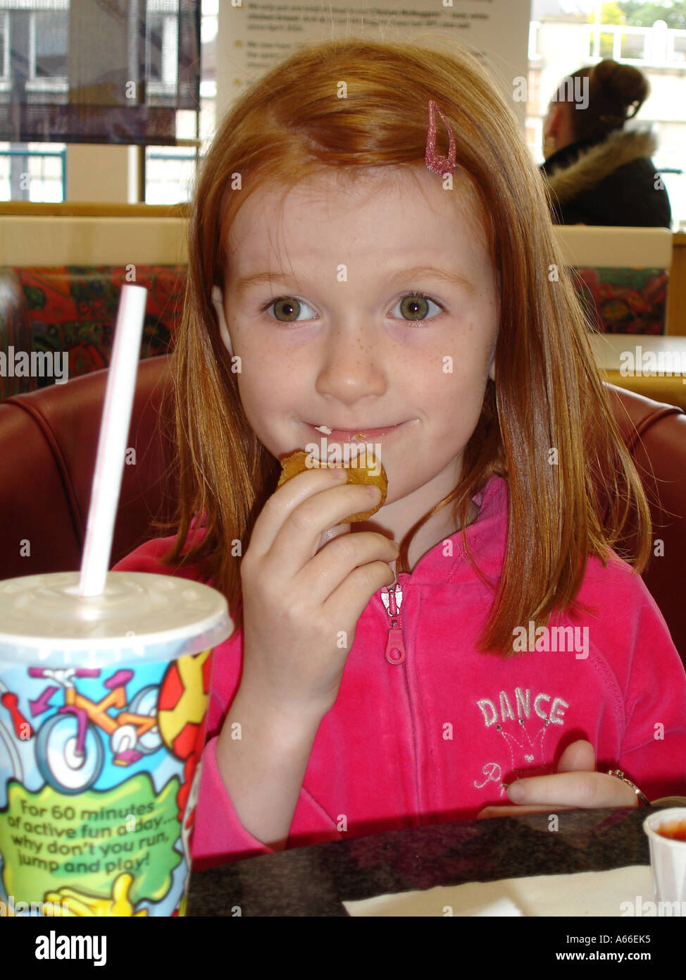 Bambina di cinque anni di mangiare cibo spazzatura Foto Stock