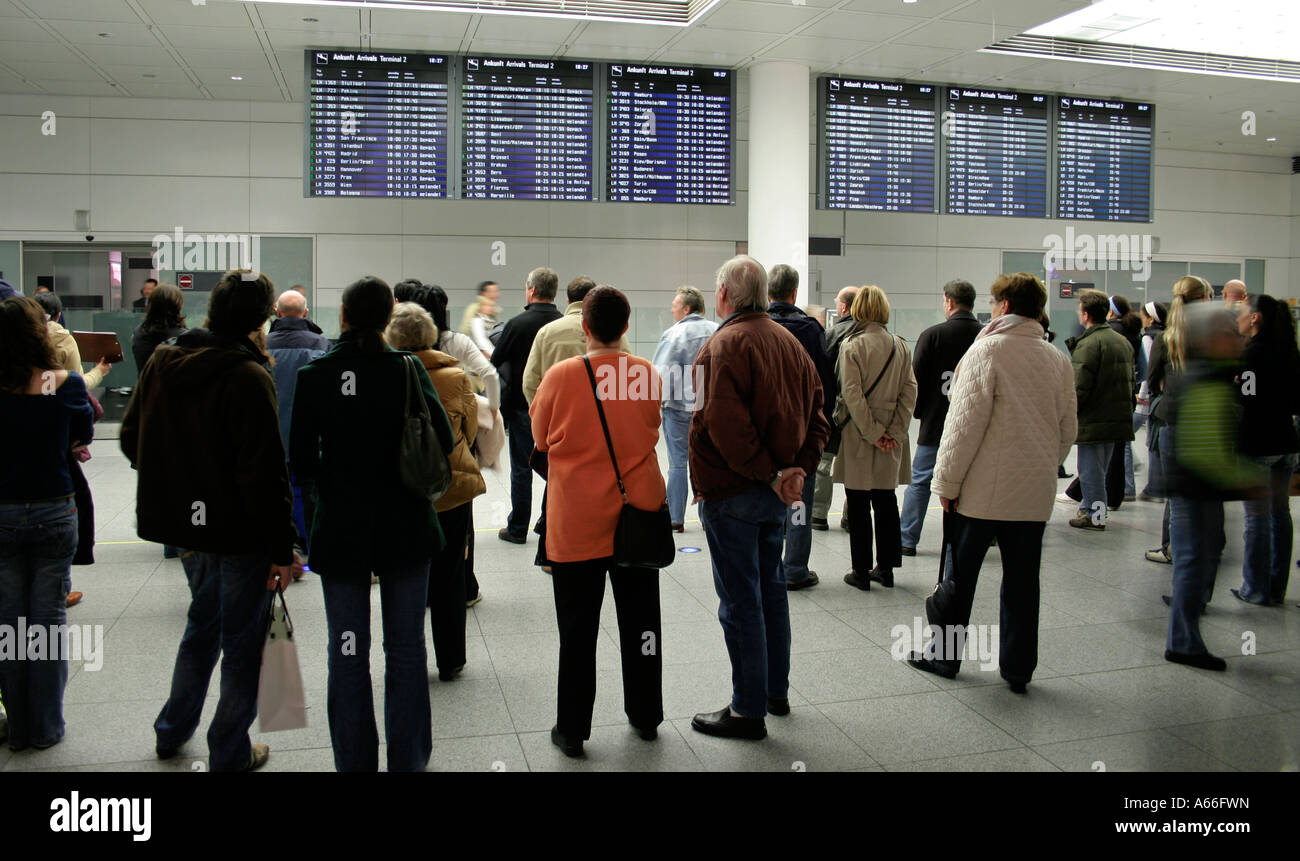 Folla in attesa al gate di arrivo per i passeggeri per uscire Foto Stock