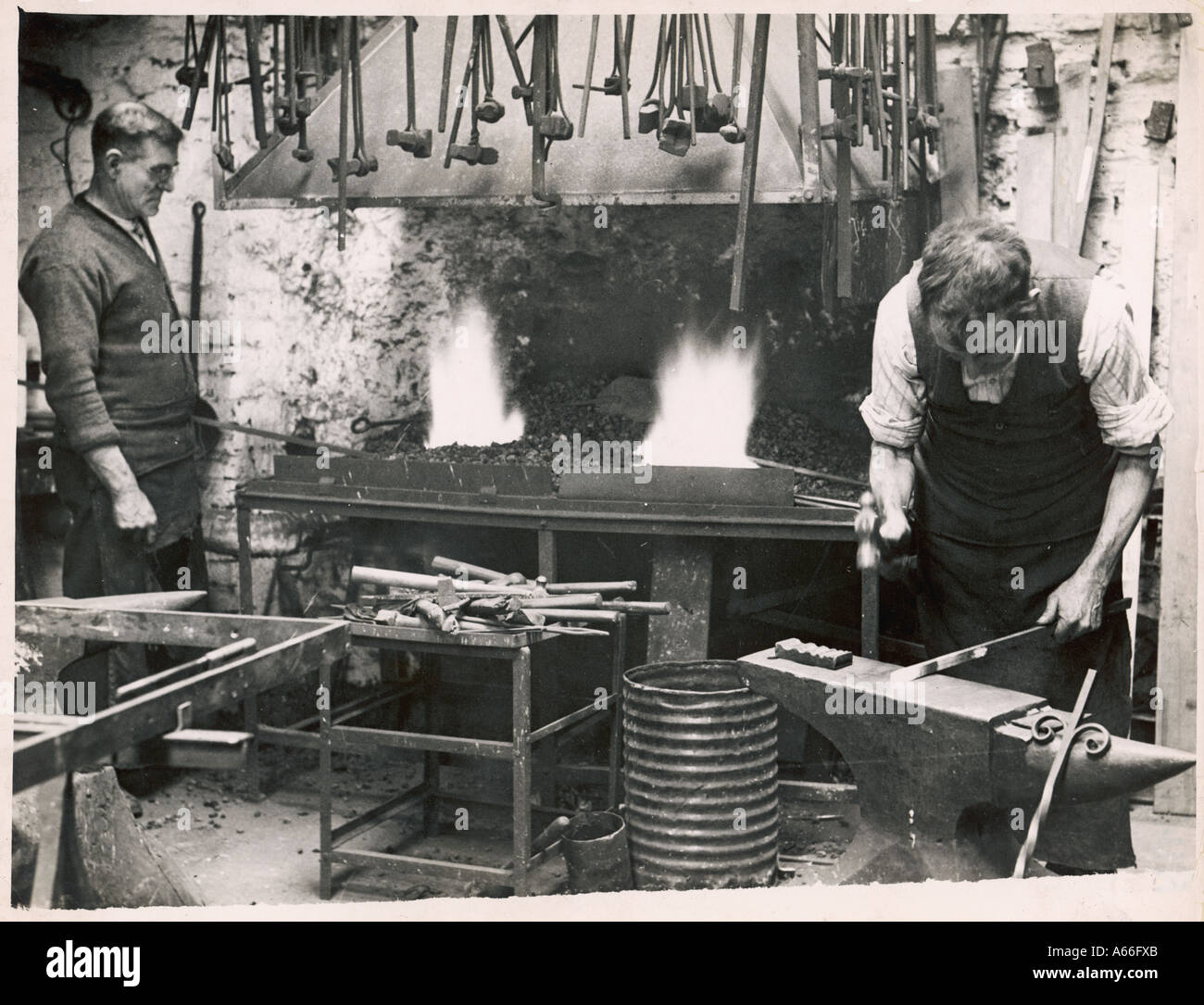 Lavorando con il ferro 1930s Foto Stock