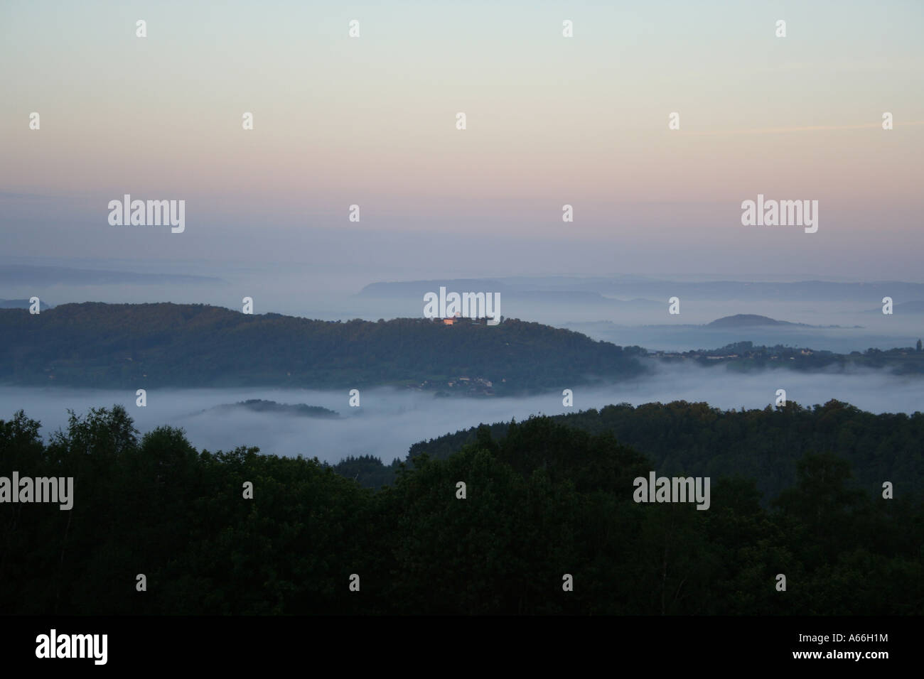 Villaggio sulla collina di sunrise Foto Stock