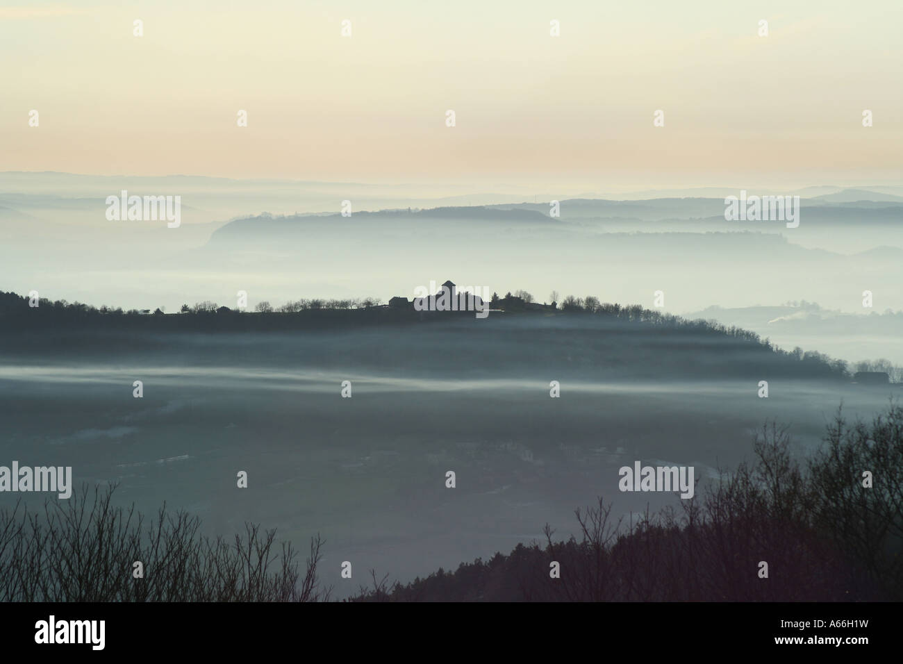 La striatura di nebbia attraverso village Foto Stock