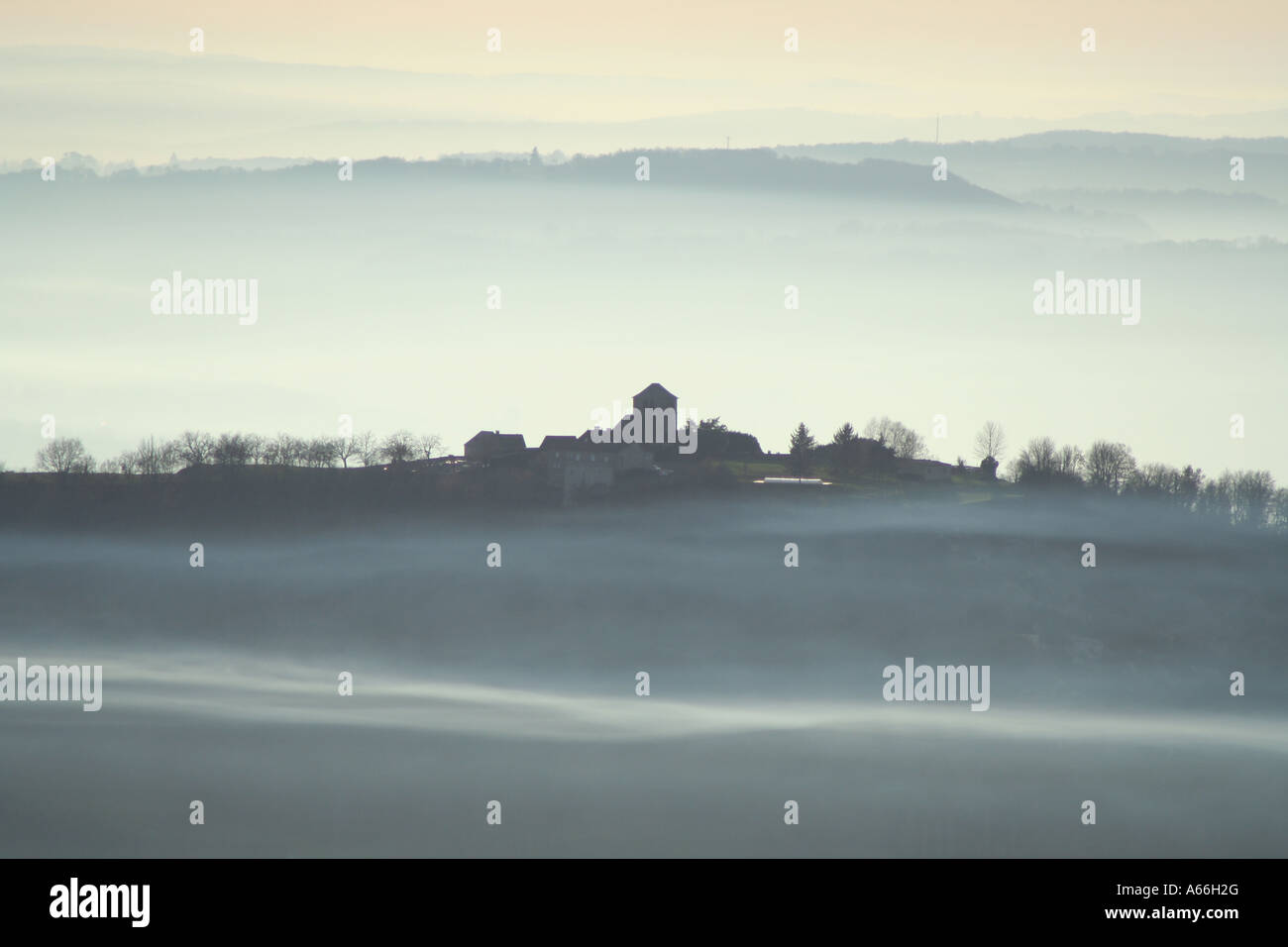 Villaggio in uscita della nebbia Foto Stock
