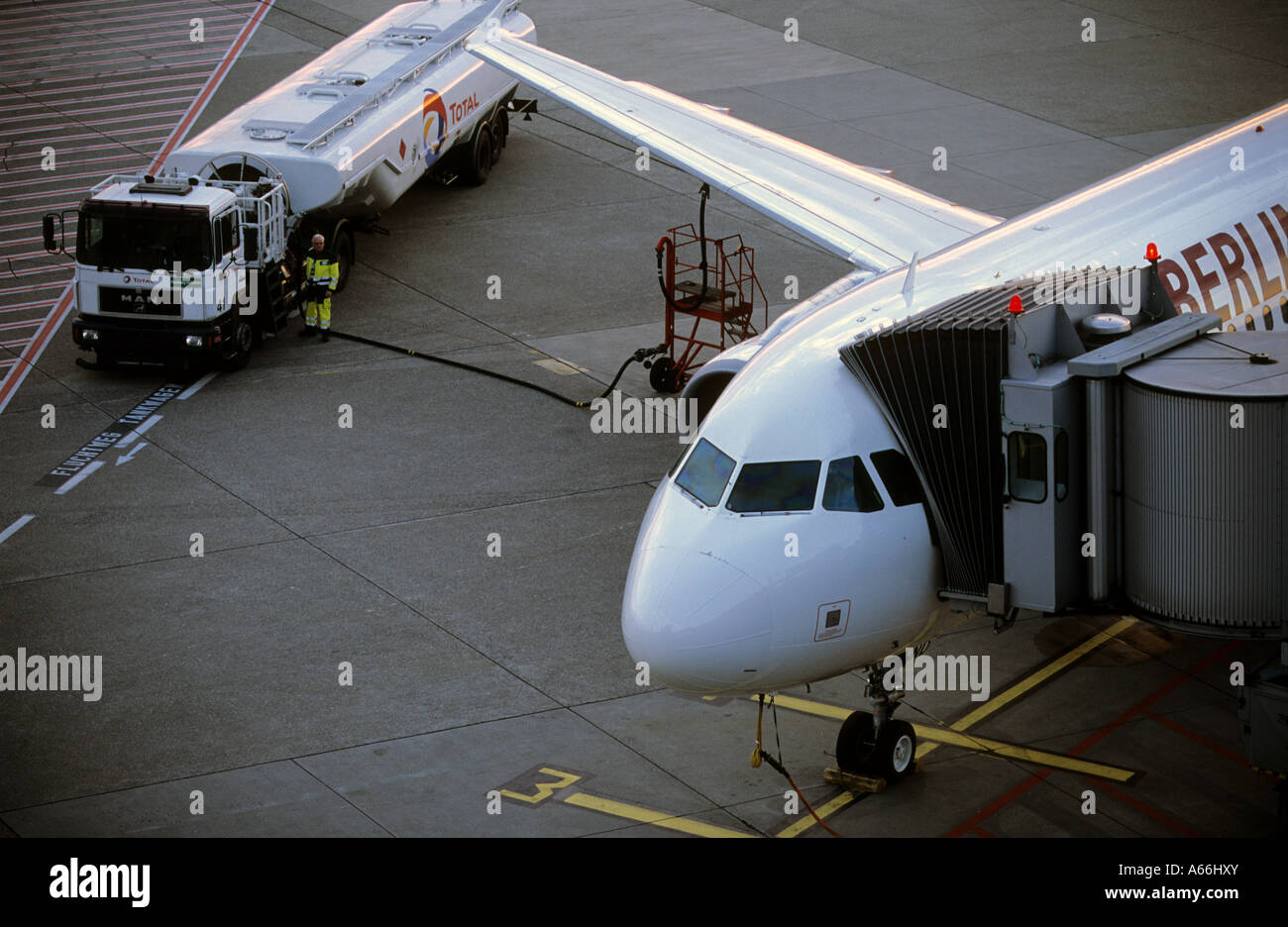 Air Berlin Airbus il rifornimento all'Aeroporto Internazionale di Dusseldorf, Renania settentrionale-Vestfalia (Germania). Foto Stock