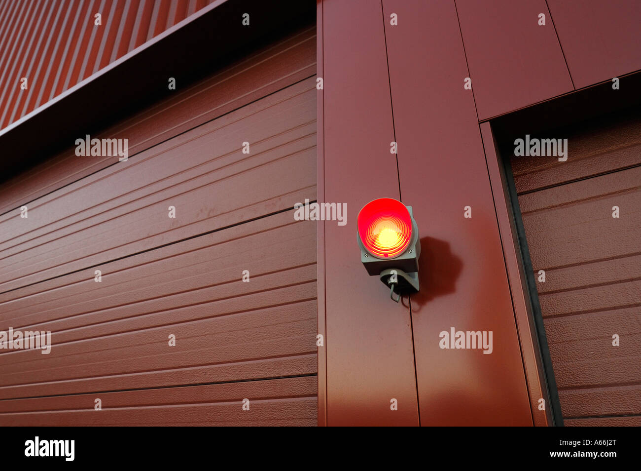 Una luce rossa e porte chiuse Foto Stock