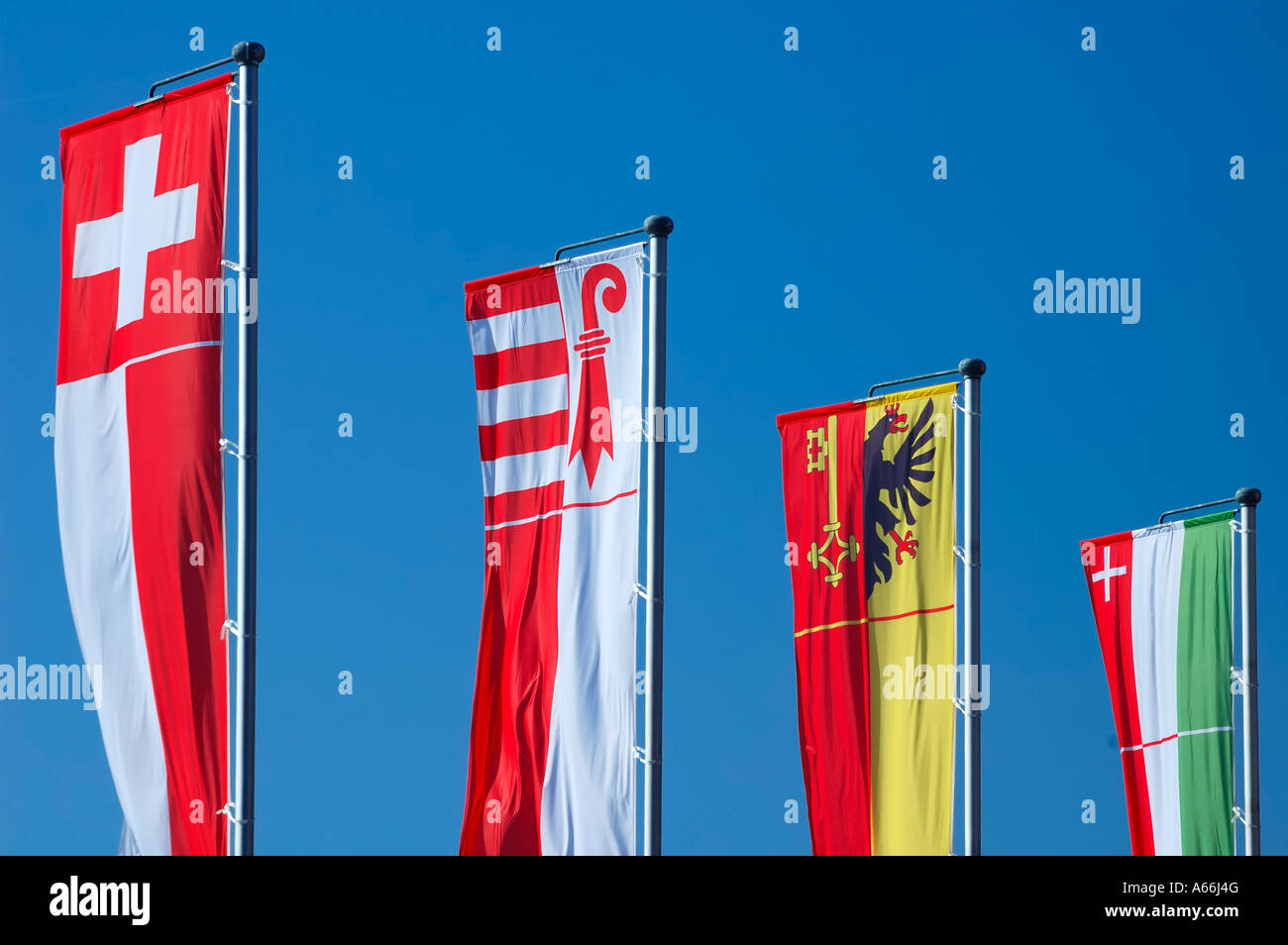 Da sinistra a destra il banner della Svizzera e il banner del Cantone del Giura di Ginevra e Neuchatel Foto Stock