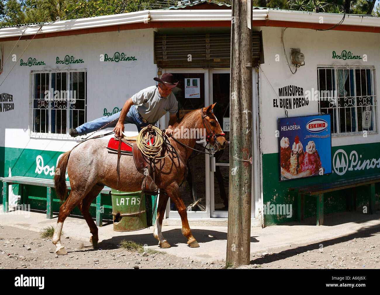 Un uomo è sempre sul suo cavallo a Tilaran una piccola città tra Arenal e Monteverde Costa Rica Foto Stock