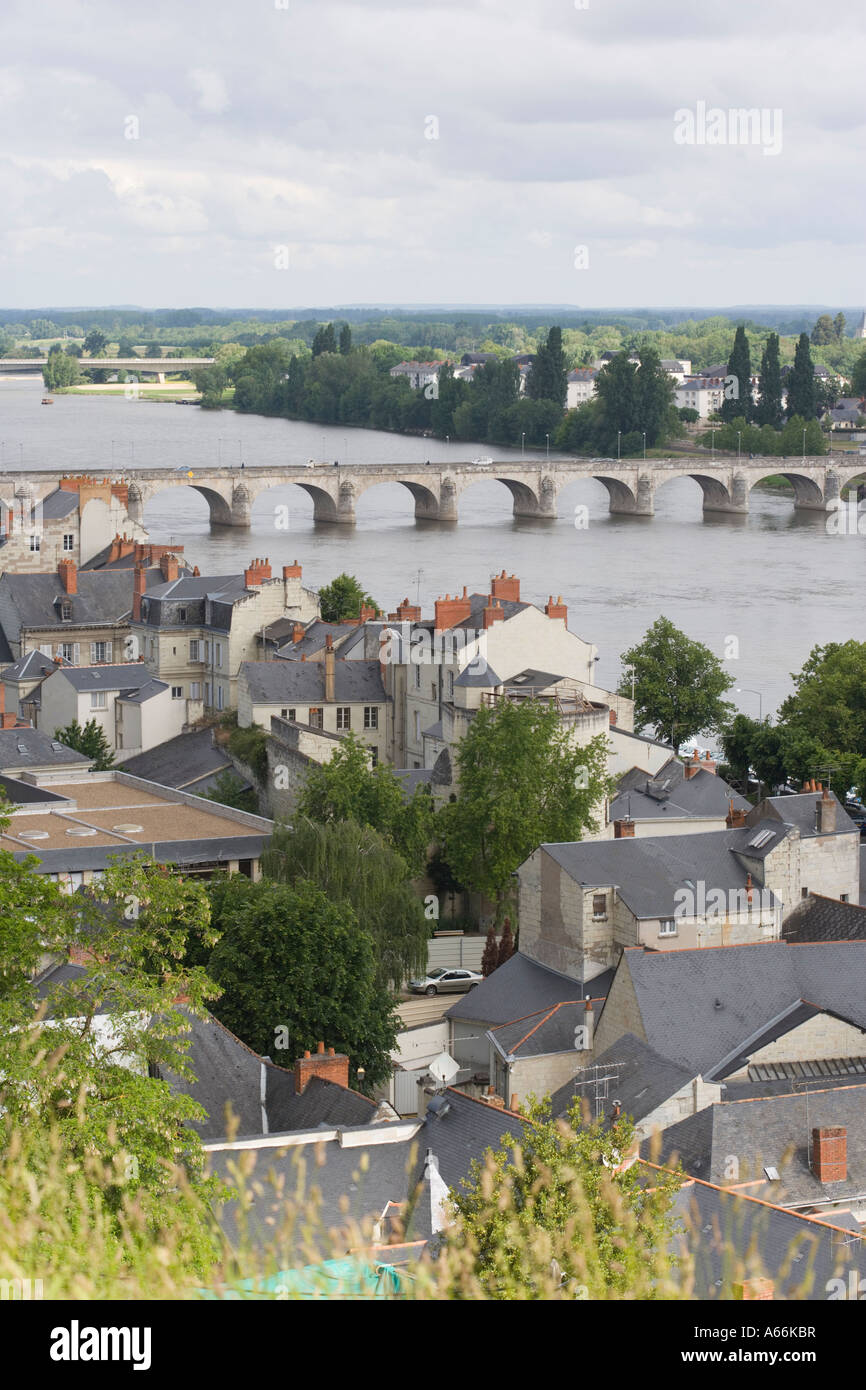 Panorama di Saumur con Ponte Cessart visto oltre il fiume Loira Maine-et-Loire Centre Francia Foto Stock