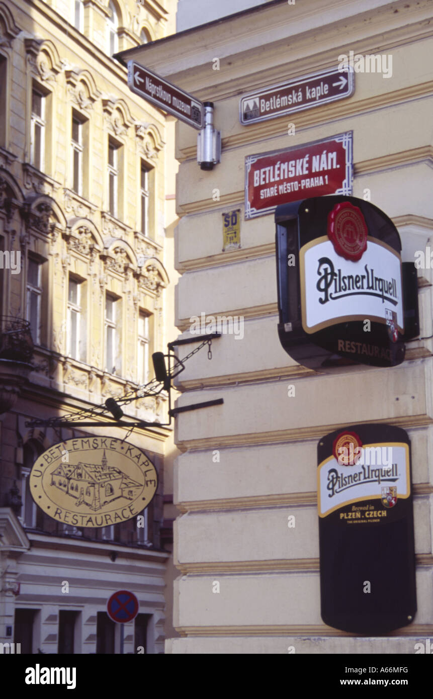 Betlemske Namesti strada segno, e ristorante e Pilsner annunci pubblicitari su una parete ad angolo, Praga, Repubblica Ceca Foto Stock