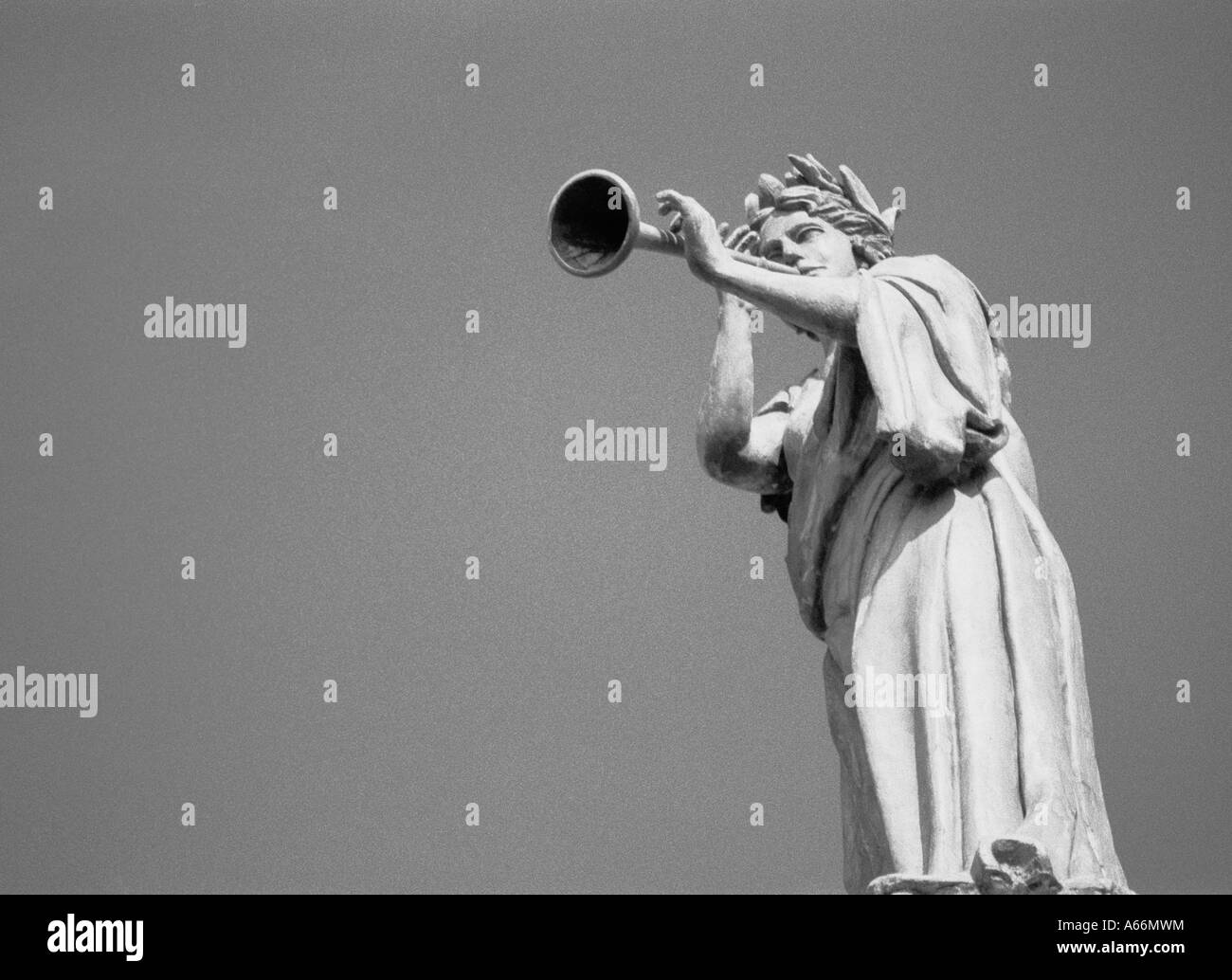 Clarendon Building, Oxford Bodleian Library, UK 2004: statua sul tetto di una donna a soffiare una tromba Foto Stock