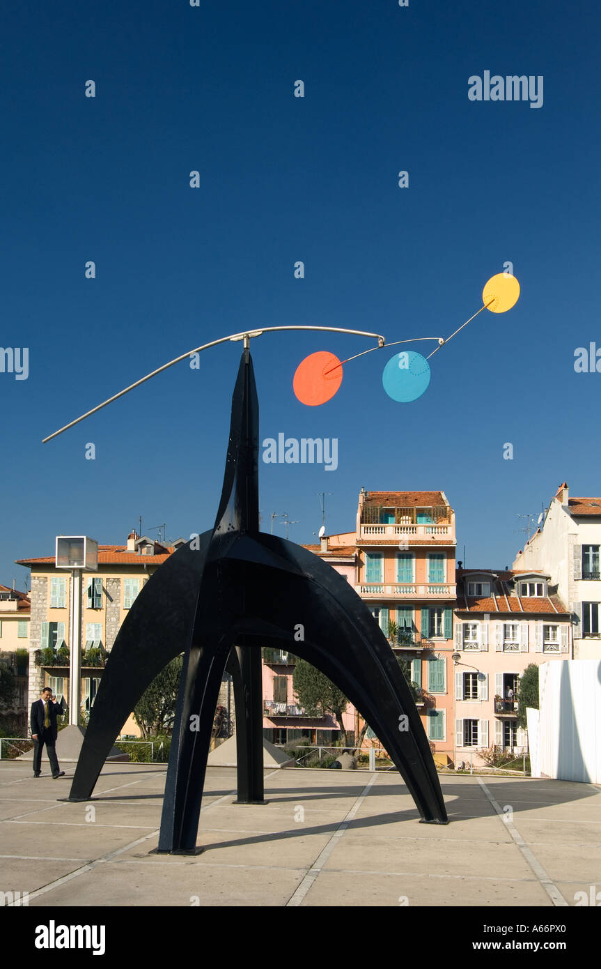 Una scultura moderna, 'Stabile' mobile di Calder, di fronte al Museo di Arte Moderna e Contemporanea di Nizza, Francia Foto Stock