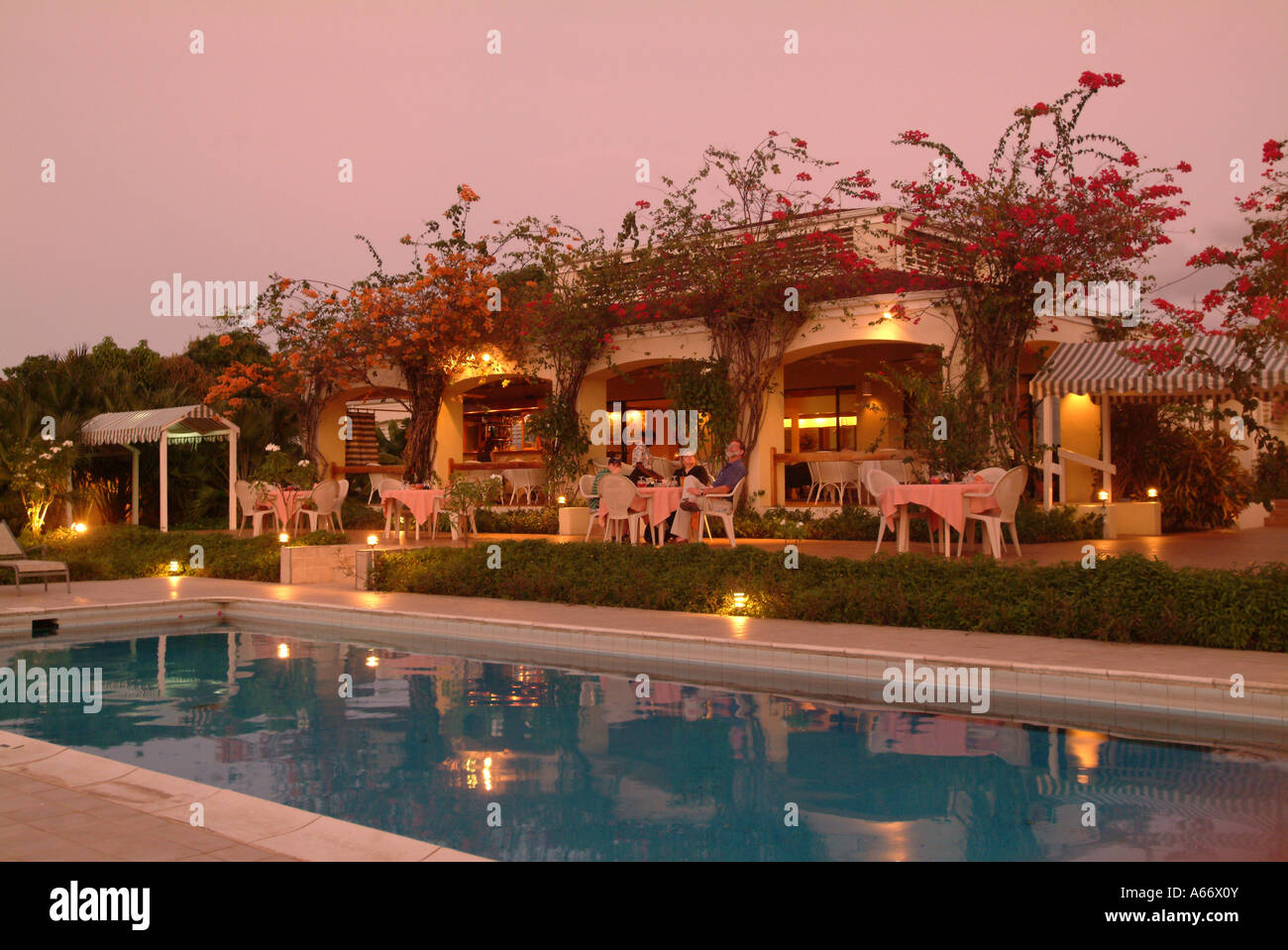 Cenare al crepuscolo presso il Mount Nevis Hotel nei Caraibi Foto Stock