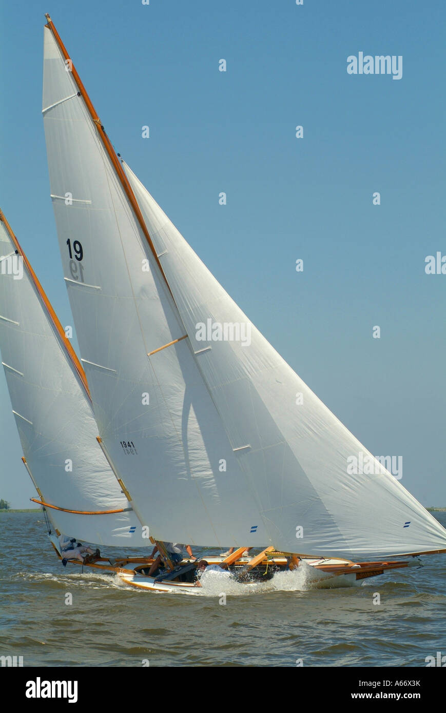 Log in barca a vela canoa racing su una baia di Chesapeake regione fiume Foto Stock