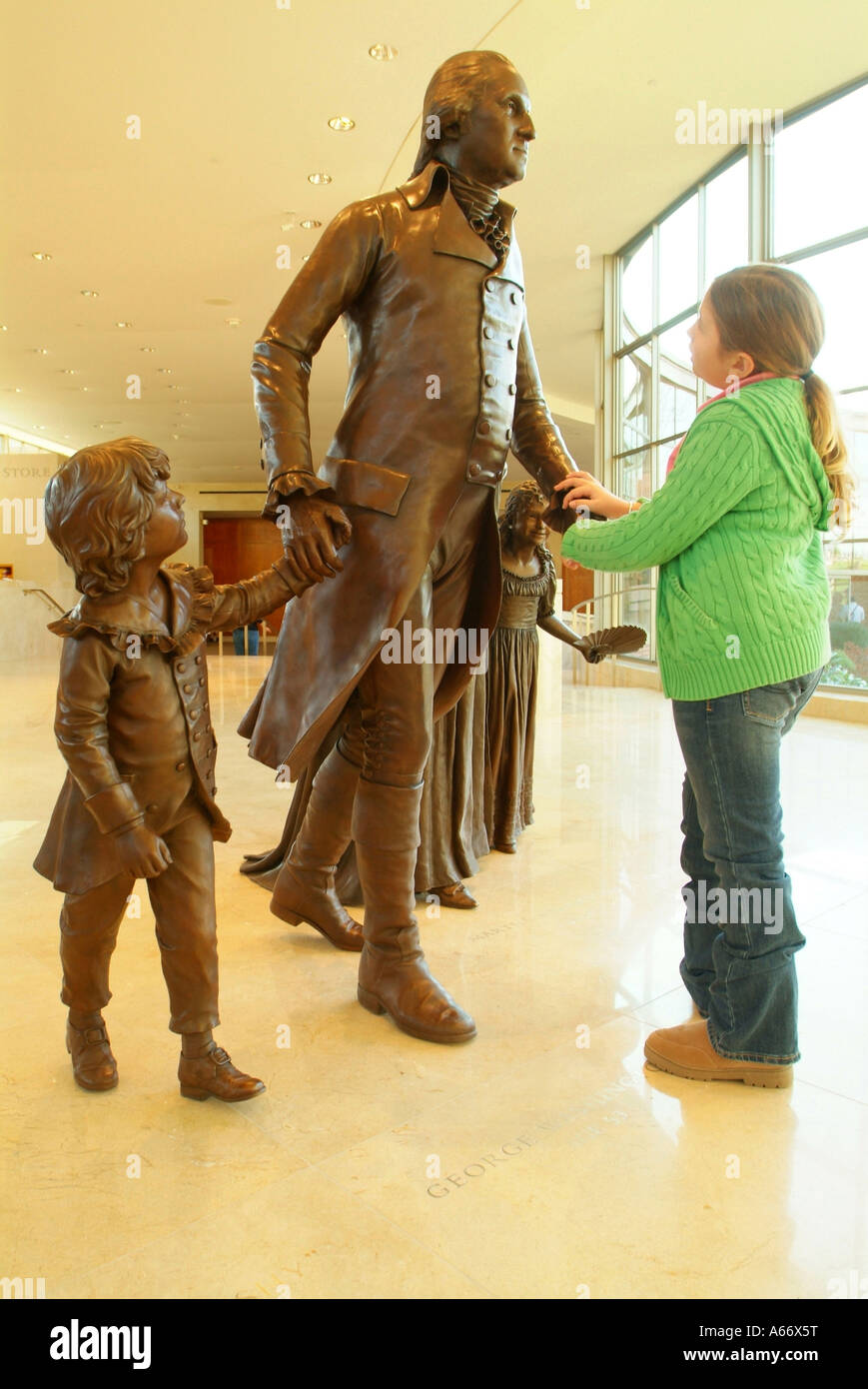 Dimensioni di vita sculture in bronzo di George e Martha Washington benvenuto ai visitatori per la Ford Centro di Orientamento a Mount Vernon Foto Stock