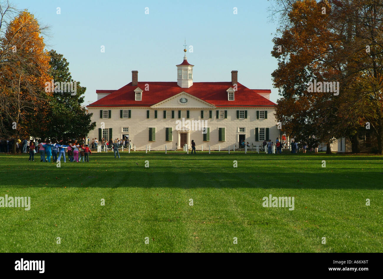 Linea di persone fino a entrare nella casa del primo presidente Americano Foto Stock