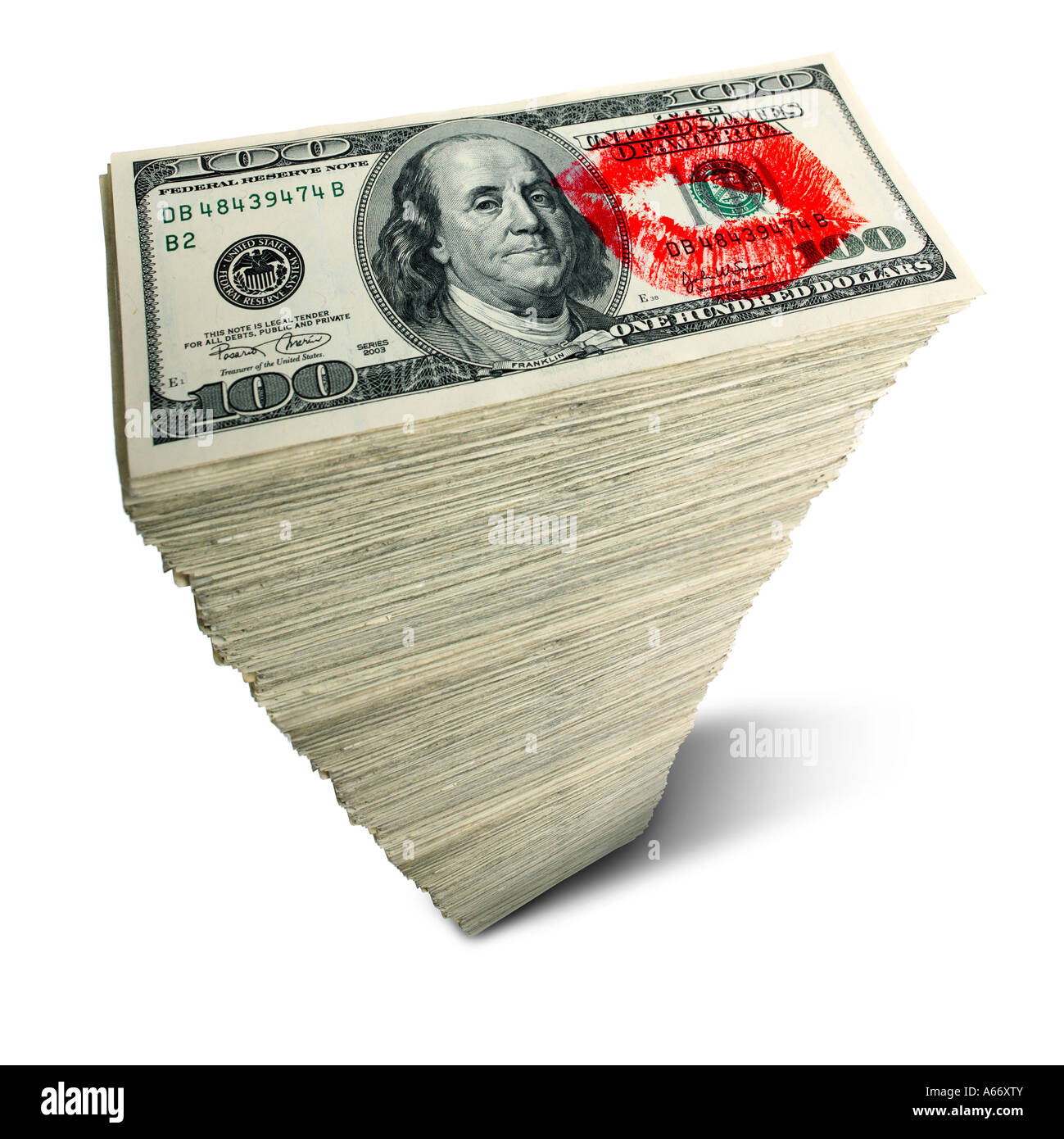 Kiss contrassegni sulla pila di denaro ritagliata su sfondo bianco Foto Stock
