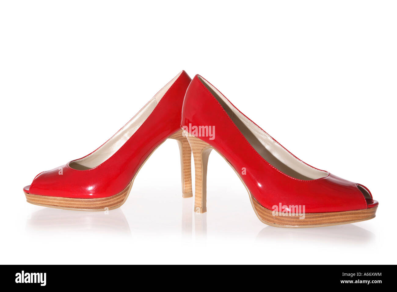 Rosso ad alta scarpe tacco ritagliata su sfondo bianco Foto Stock