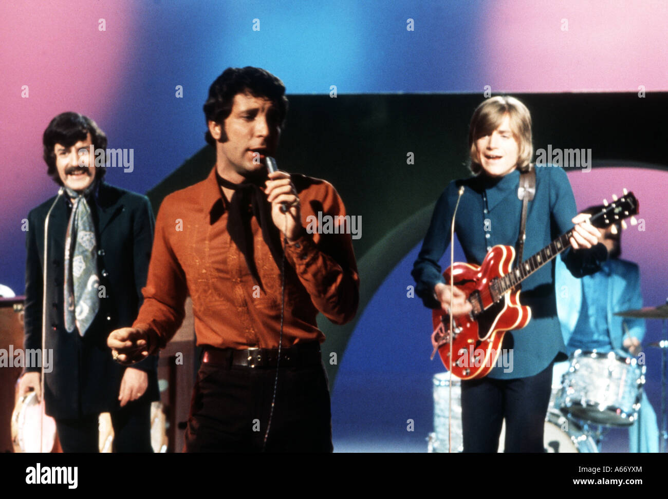 TOM JONES supportato da Moody Blues su uno spettacolo TV circa 1972 Foto Stock