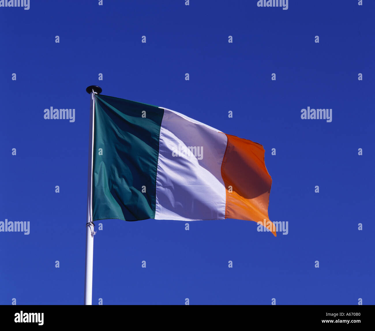 Bandiera irlandese con cielo blu, Irlanda Foto Stock