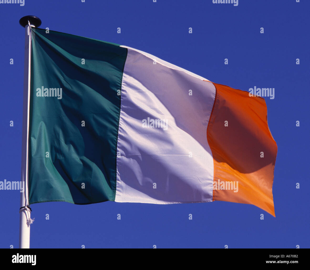 Bandiera irlandese con cielo blu Foto Stock