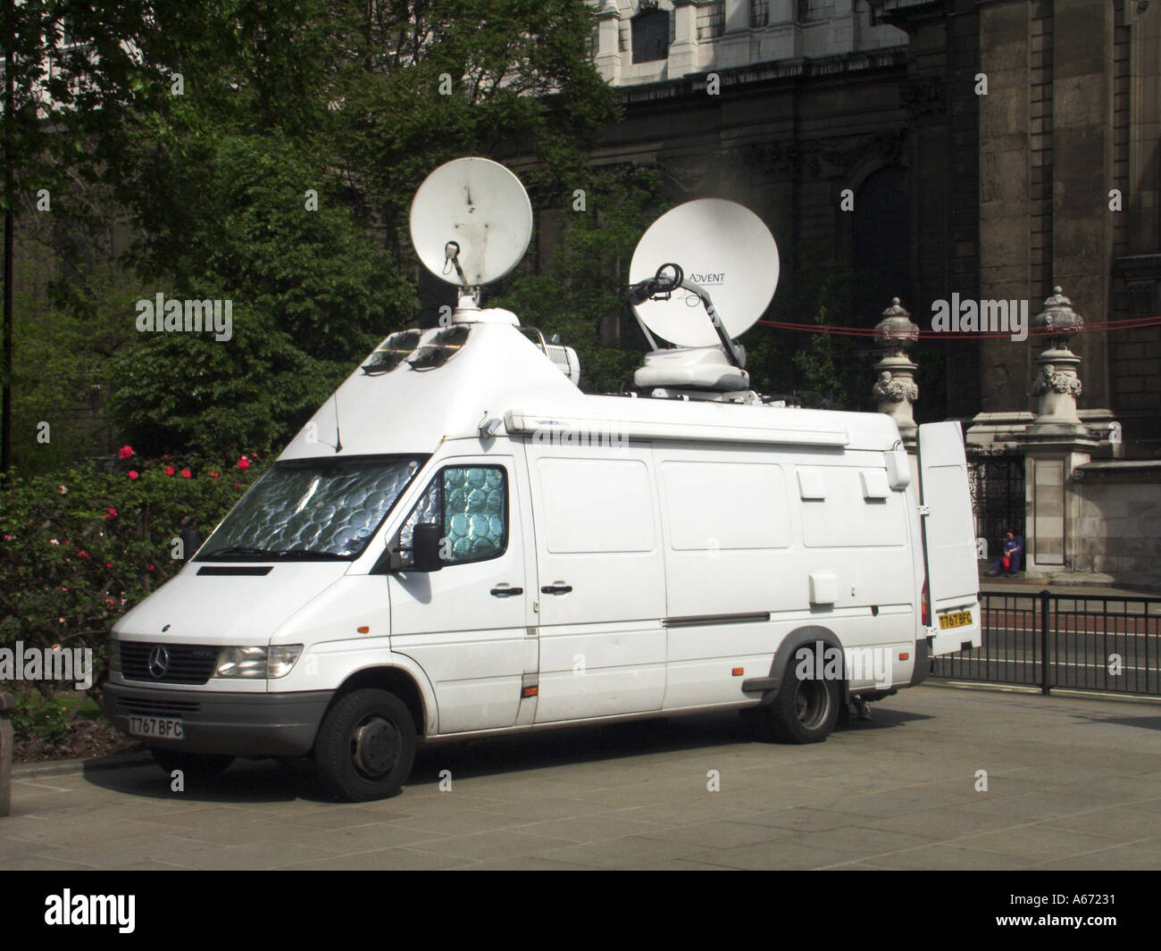 Antenne satellitari sul tetto di un furgone bianco Mercedes per comunicazioni parcheggiato vicino alla Royal Courts of Justice nello Strand City di Londra, Inghilterra, Regno Unito Foto Stock