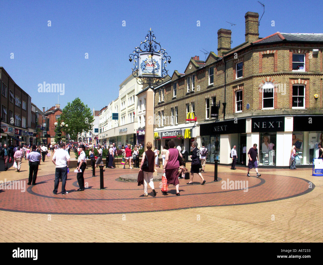 A Chelmsford City, in un giorno di cielo azzurro, vi è un cartello con le persone del centro commerciale e gli agenti di polizia che frequentano l'Essex, Inghilterra, Regno Unito Foto Stock