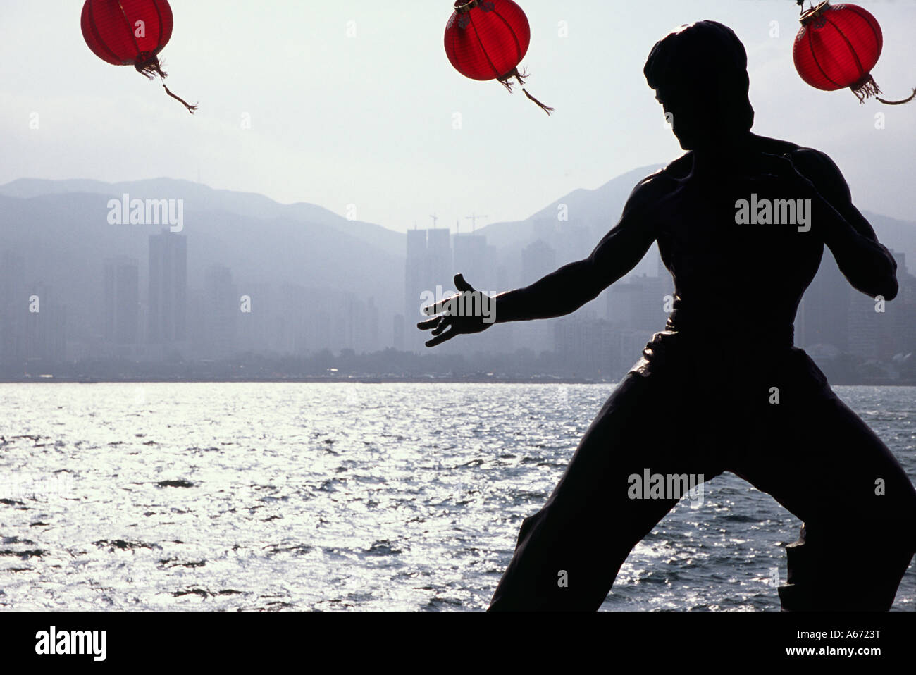 Una statua di culto la figura di Bruce Lee si profila all'Hong Kong waterfront il Viale delle Stelle in Tsim Sha Tsui Foto Stock