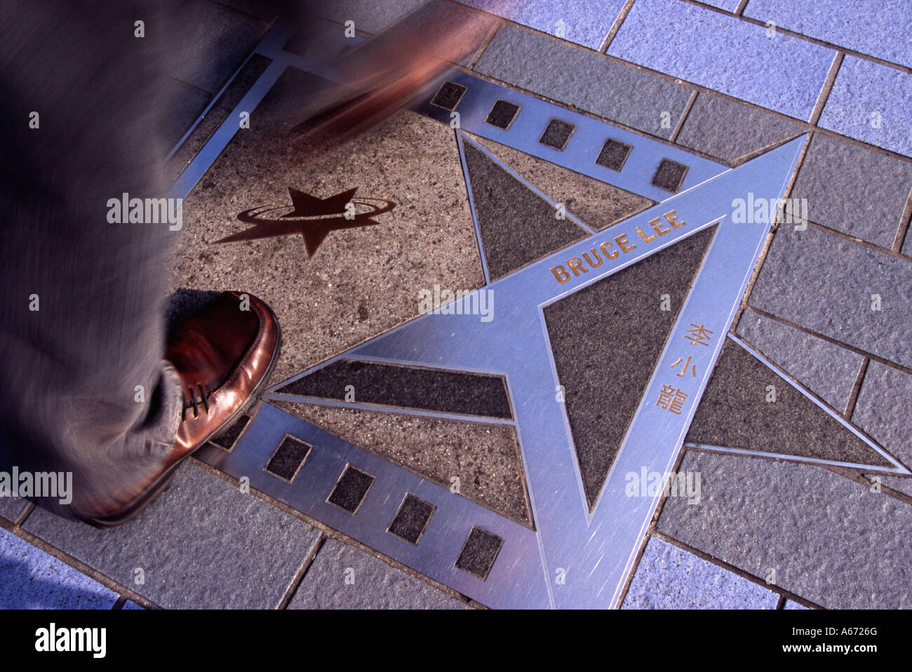 Hong Kong è di nuovo Viale delle Stelle con omaggi e handprints delle regioni film stelle sul lungomare di Kowloon Foto Stock